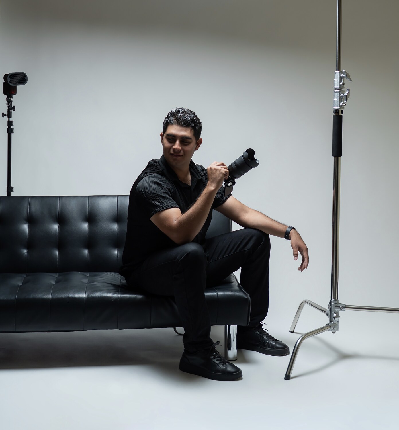Marco Aceves sosteniendo su cámara en el estudio
