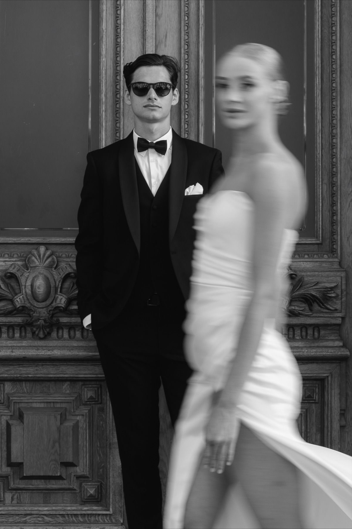 Retrato editorial en blanco y negro de una pareja